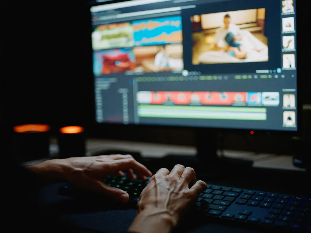 Editor de vídeo trabalhando em uma linha do tempo