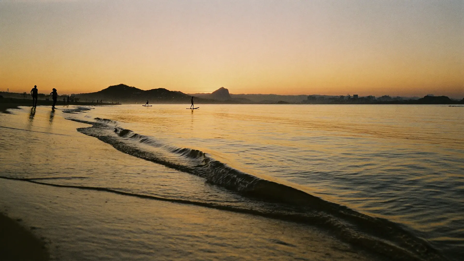 Baía de Guanabara vista de Niterói ao anoitecer